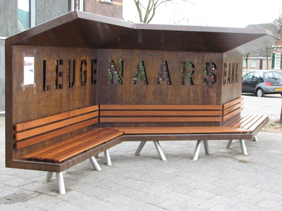 833280 Gezicht op de stalen 'Leugenaarsbank', op de Anton Geesinkstraat bij de Rodebrug te Utrecht.N.B. Hier stonden ...